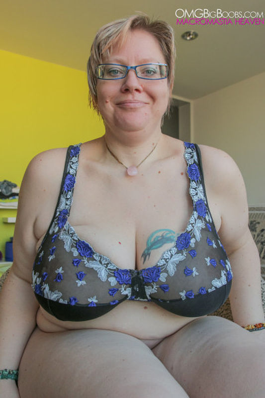 533px x 800px - Older plumper with glasses showing her huge tits - MatureKingdom.com
